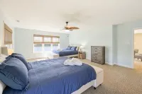 Dog-friendly, Lakefront Home With Private Dock, 2 Kayaks, Decks & Game Room - 4 tähden