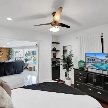 Waterfront With Pool Spa Tiki Bar and 1 Mile to Beach