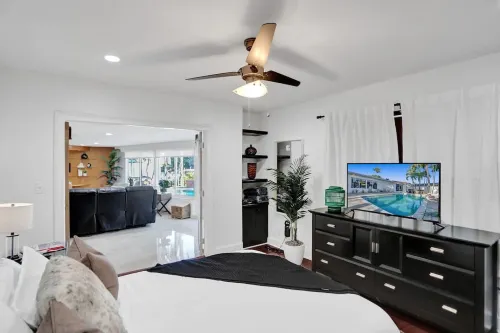 Waterfront With Pool Spa Tiki Bar and 1 Mile to Beach - Jacuzzi