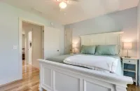 Luxury Beach House-6 Bedrooms, Game Room, Yard, Fire Pit-Walk to Beach & Town - Beach