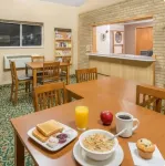 Days Inn by Wyndham Worthington - breakfast