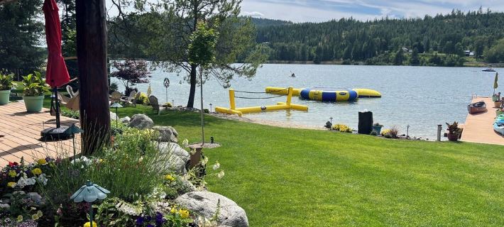 Waterfront Log Home | Private Dock | Expansive Beautiful Yard and Gardens Ξενοδοχεία στην πόλη Bonner County