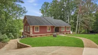 Poolside Paradise by Avantstay Waterfront Home + Pool + Spa Dock + Game Room Near Hiking - balcony