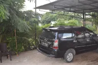Four-G Homestay & Komodo Tour - parkir