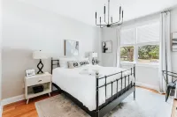 Master on Main + 2 Living Rooms I Minutes to Downtown, Uga & Sanford I Sleeps 9 - Balkoner