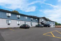 Econo Lodge Madison East - parking
