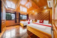 Cat Ba Gem Cruise - House Boats