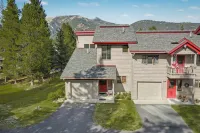 Cozy Rustic Condo minutes from Big Sky Resort & Town Center! Hot Tub & Sauna! - 3つ星