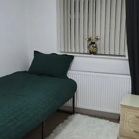 Oldham 4-bed House, Sleeps 4 With Parking