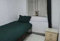 Oldham 4-bed House, Sleeps 4 With Parking - 3 estrellas