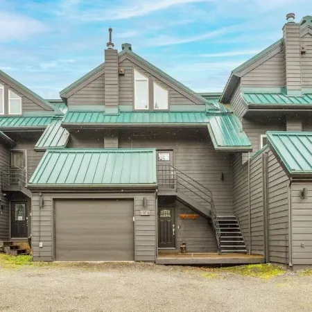 Three-Floor Slopeside Condo w Direct Mountain Views