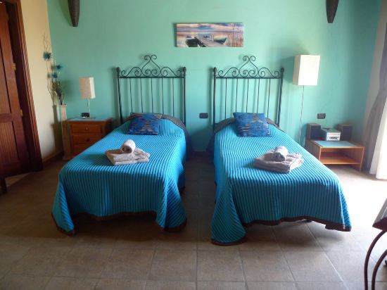 Large Heated Pool, Hot Tub, Bar, Games Room, Gym, 2 Caves, New Outdoor Kitchen