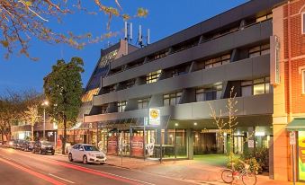 Comfort Hotel Adelaide Meridien