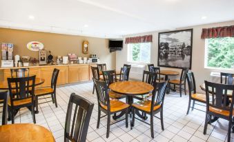 Super 8 by Wyndham West Branch
