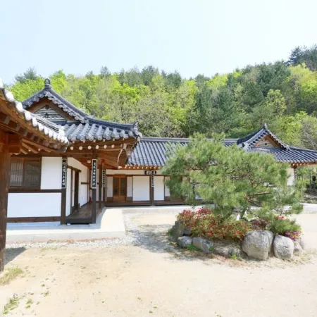 Gangneung Wangsangoal Hanok Pension Отели рядом с достопримечательностью «Музей кофе»