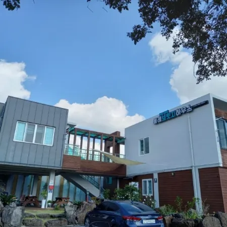 Seogwipo Olle Bridge House Pension Отели рядом с достопримечательностью «Дельфинарий Marine Park»
