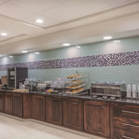 La Quinta Inn & Suites by Wyndham Columbus North