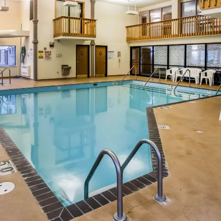 Econo Lodge Inn & Suites