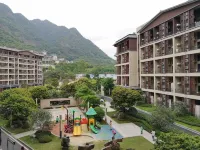 Guangzhou Zengcheng Baishuizhai Forest Valley Golden Leaf Hot Spring Holiday Villa Hotels near Shuanglonghui Scenic Spot