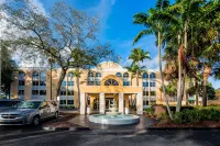 La Quinta Inn & Suites by Wyndham Fort Lauderdale Tamarac Hotel berhampiran Star of David Memorial Gardens Cemetery and Funeral Chapel