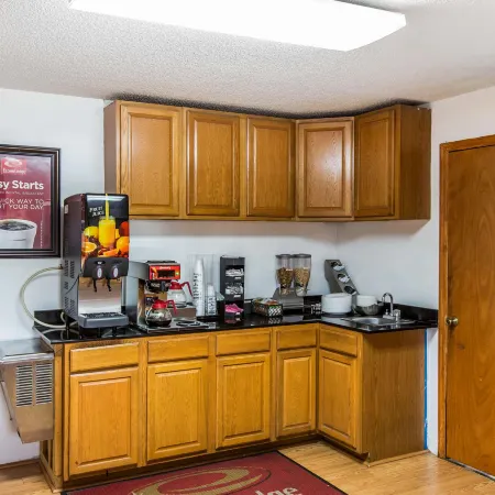 Econo Lodge Inn & Suites