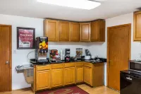 Econo Lodge Inn & Suites - Moteles