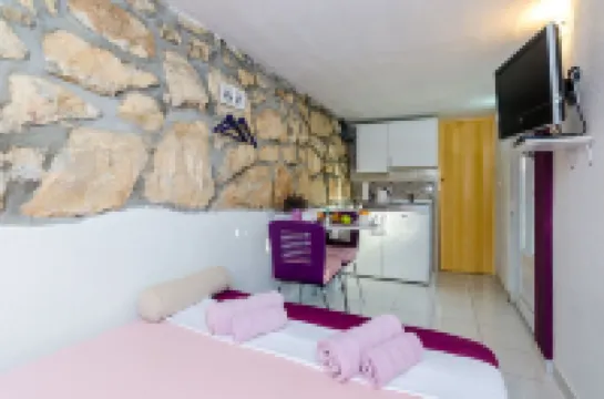 Indy's Beach Apartments