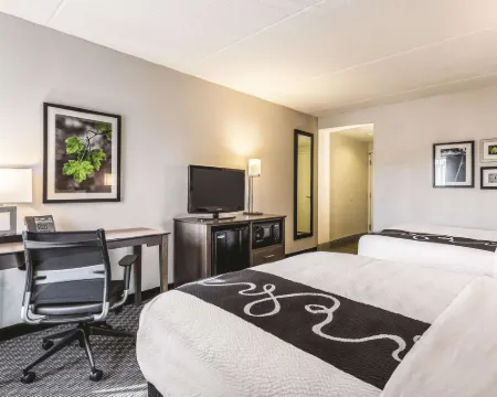 La Quinta Inn & Suites by Wyndham Columbia / Fort Meade Hotels in Jessup