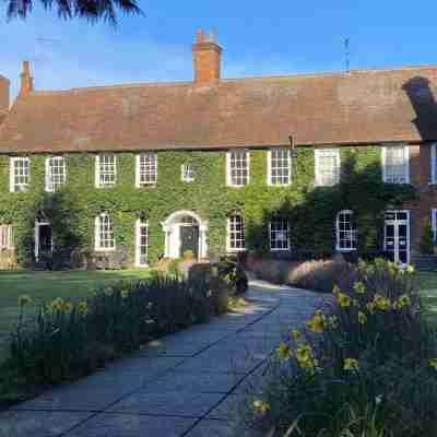 Bush Hotel Farnham Hotel Exterior