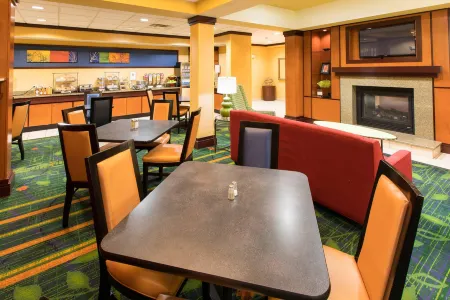 Fairfield Inn & Suites Elizabethtown Отели рядом с достопримечательностью «Brown-Pusey House»