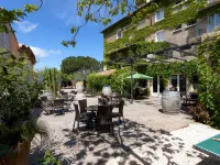 Logis Vignes Blanches Hôtel Cosy et Restaurant de Terroir Hotels in Beaucaire