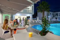 Princessa Vera Hotel Apartments - Kolam Renang