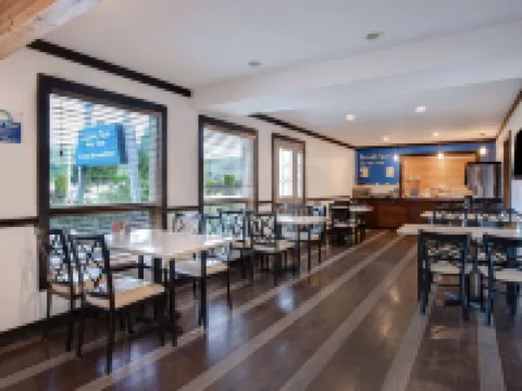 デイズ イン バイ ウィンダム ヴァーノン バーノンのホテル