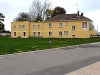 Logis - Hôtel & Restaurant le Grand Terre Hotels in Chartronges