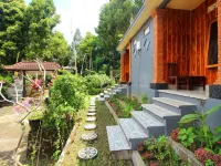 Edy Homestay Munduk Waterfall周辺のホテル