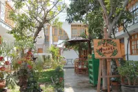 El Huerto Hostel Hotels in 
