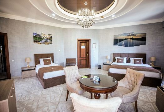 Leader Hotel Hotel Overview