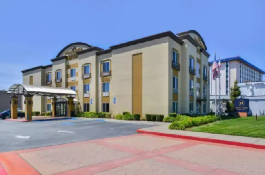 Hotel Nova SFO Hoteles cerca de Costco Wholesale