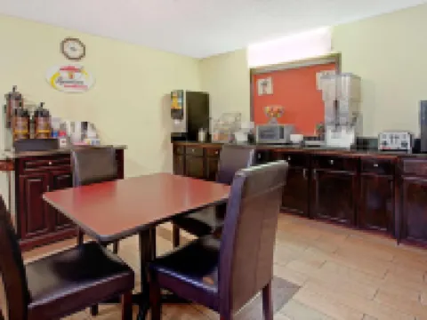 Super 8 by Wyndham Cincinnati/Springdale Oh Hotels in Springdale