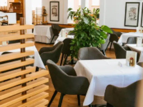 テルメンホテル 4 ヤーレスツァイテン ルッツマンスブルクのホテル