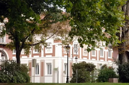 Best Western Hotel de la Bourse Отели рядом с достопримечательностью «Cité de l'Automobile»