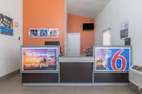Motel 6 Bakersfield, CA - Central - Hot Tub