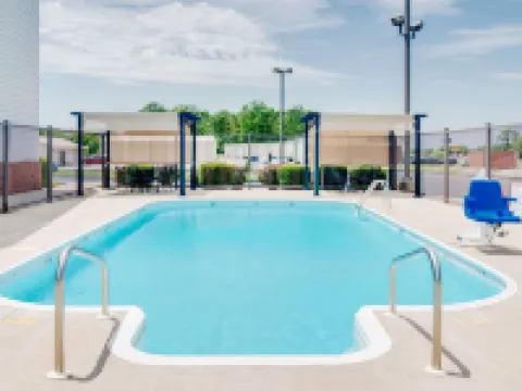 Super 8 by Wyndham Monett Hotels in Monett