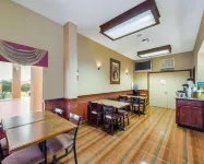 Econo Lodge Inn & Suites