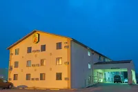 Super 8 by Wyndham Eureka/Six Flags Nearby - 2-Star
