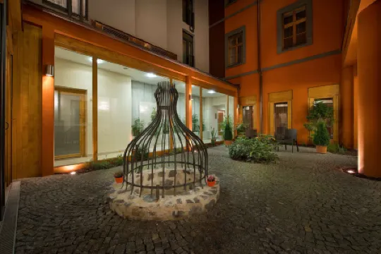 EA Embassy Prague Hotel Отели рядом со станцией Praha Holesovice Railway Station