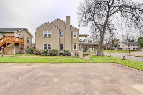 2 Mi to Magnolia Mkt: Cozy Retreat w/ Shared Yard - balcony
