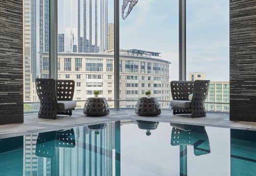 2. 포 시즌스 호텔..