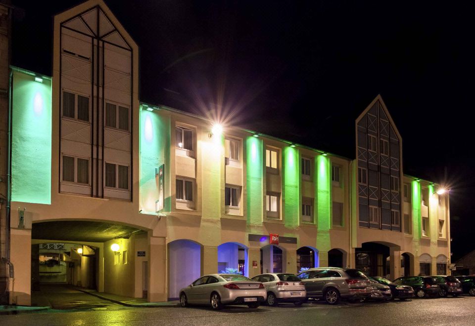 [이비스 알랑송의 현대적인 외관]