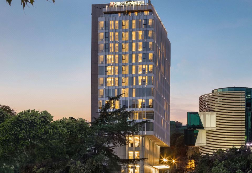 3. 힐튼 가든 인 ..